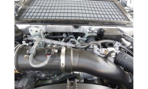 Acheter Import Voiture Toyota Land Cruiser Blanc à Import - Dubai, Estuaire Acheter Import Voiture Toyota Land Cruiser Blanc à Import - Dubai, Estuaire