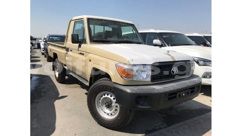 Big with watermark toyota land cruiser estuary import dubai 5881