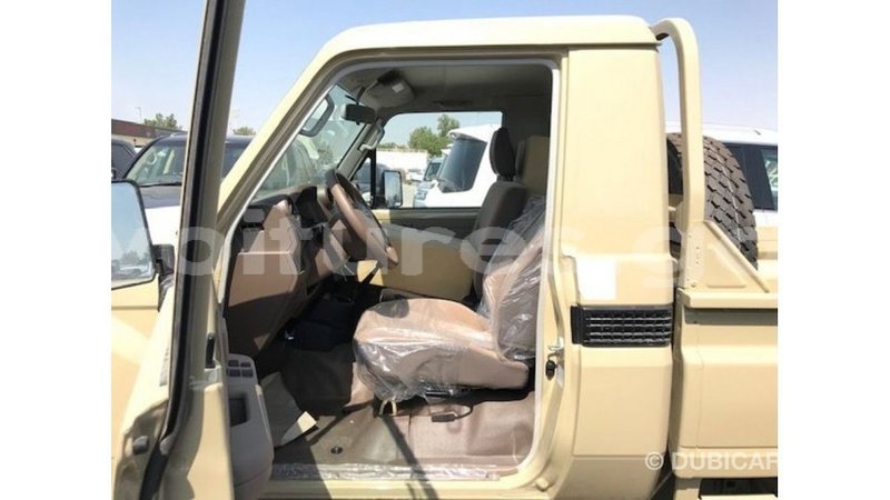 Big with watermark toyota land cruiser estuary import dubai 5881