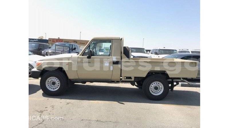 Big with watermark toyota land cruiser estuary import dubai 5881