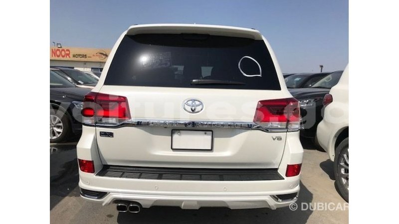 Big with watermark toyota land cruiser estuary import dubai 5886