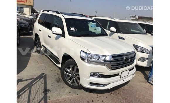 Acheter Import Voiture Toyota Land Cruiser Blanc à Import - Dubai, Estuaire Acheter Import Voiture Toyota Land Cruiser Blanc à Import - Dubai, Estuaire