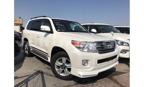 Sayi Imported Toyota Land Cruiser White Mota in Import - Dubai a estuary Sayi Imported Toyota Land Cruiser White Mota in Import - Dubai a estuary