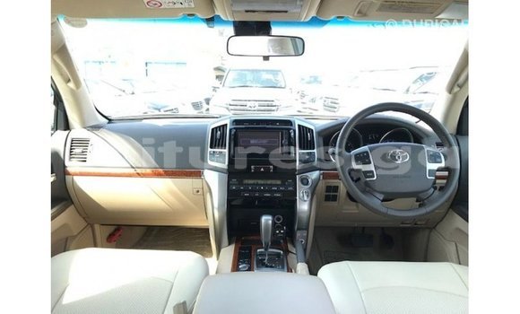 Sayi Imported Toyota Land Cruiser White Mota in Import - Dubai a estuary Sayi Imported Toyota Land Cruiser White Mota in Import - Dubai a estuary