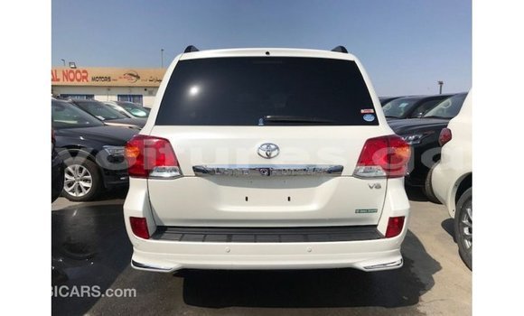 Sayi Imported Toyota Land Cruiser White Mota in Import - Dubai a estuary Sayi Imported Toyota Land Cruiser White Mota in Import - Dubai a estuary