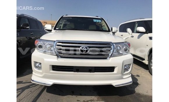 Sayi Imported Toyota Land Cruiser White Mota in Import - Dubai a estuary Sayi Imported Toyota Land Cruiser White Mota in Import - Dubai a estuary
