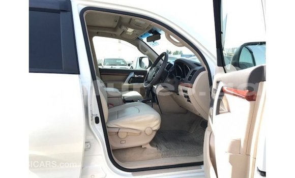 Sayi Imported Toyota Land Cruiser White Mota in Import - Dubai a estuary Sayi Imported Toyota Land Cruiser White Mota in Import - Dubai a estuary