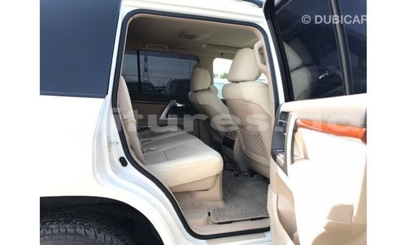 Sayi Imported Toyota Land Cruiser White Mota in Import - Dubai a estuary Sayi Imported Toyota Land Cruiser White Mota in Import - Dubai a estuary