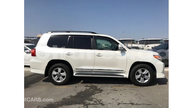 Big with watermark toyota land cruiser estuary import dubai 5888