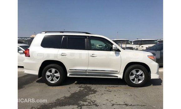 Sayi Imported Toyota Land Cruiser White Mota in Import - Dubai a estuary Sayi Imported Toyota Land Cruiser White Mota in Import - Dubai a estuary