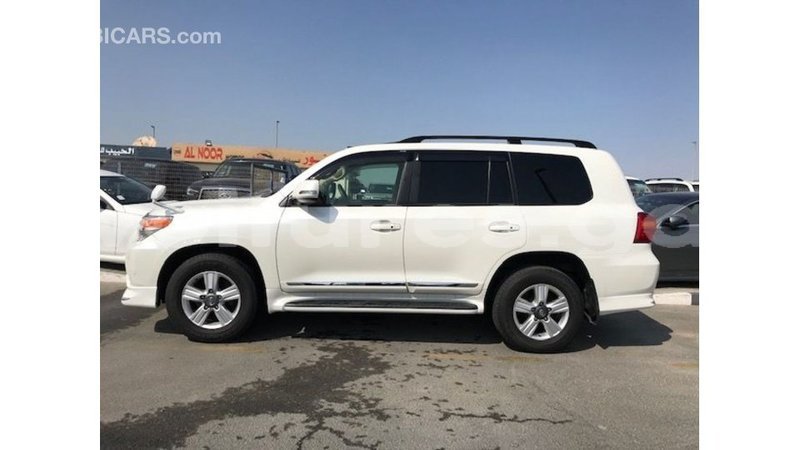 Big with watermark toyota land cruiser estuary import dubai 5888