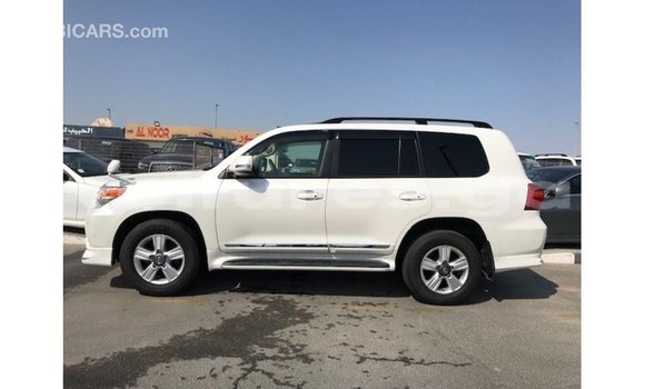 Sayi Imported Toyota Land Cruiser White Mota in Import - Dubai a estuary Sayi Imported Toyota Land Cruiser White Mota in Import - Dubai a estuary