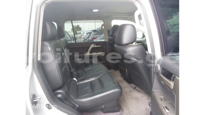 Big with watermark toyota land cruiser estuary import dubai 5893