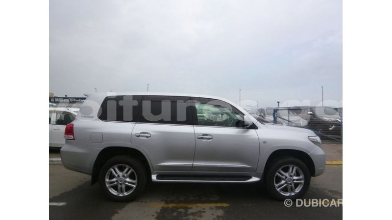 Big with watermark toyota land cruiser estuary import dubai 5893