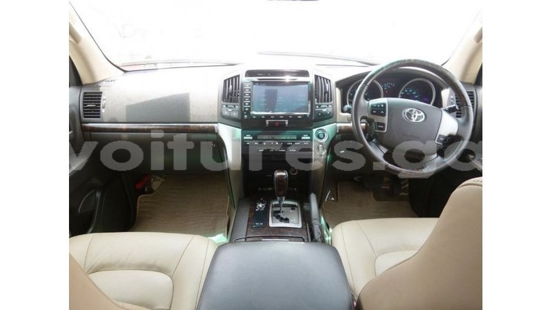 Big with watermark toyota land cruiser estuary import dubai 5895