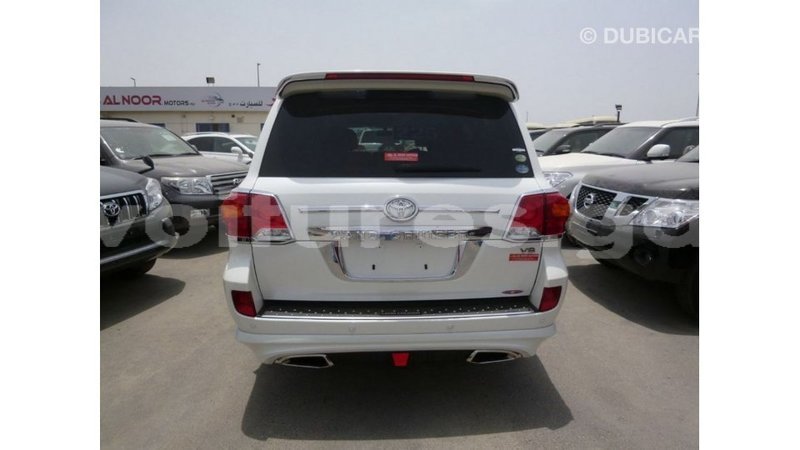 Big with watermark toyota land cruiser estuary import dubai 5895