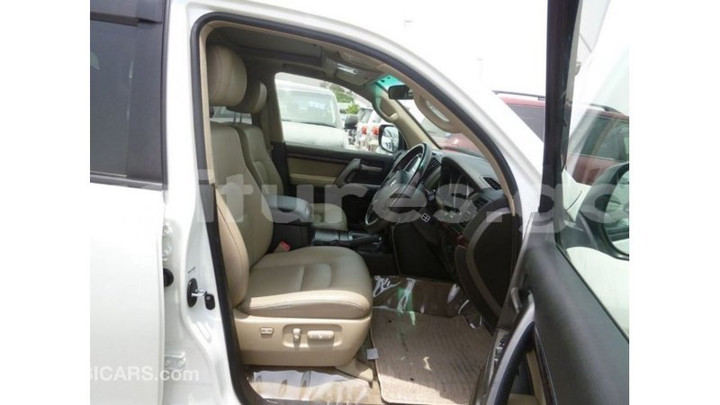 Big with watermark toyota land cruiser estuary import dubai 5895