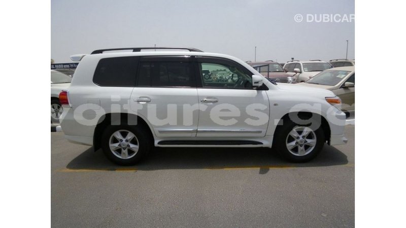 Big with watermark toyota land cruiser estuary import dubai 5895