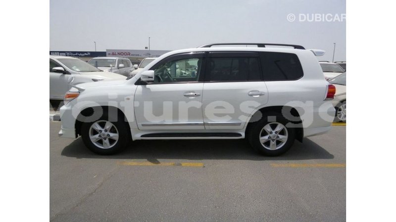 Big with watermark toyota land cruiser estuary import dubai 5895