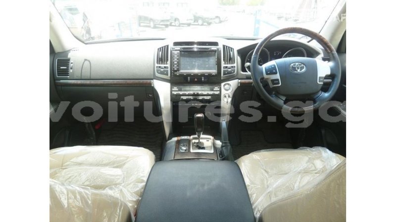 Big with watermark toyota land cruiser estuary import dubai 5897