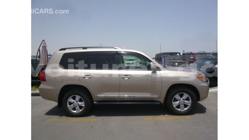 Big with watermark toyota land cruiser estuary import dubai 5897