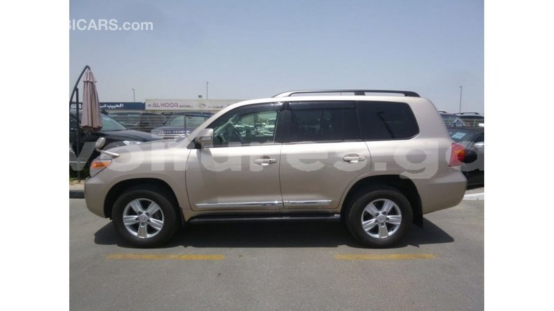 Big with watermark toyota land cruiser estuary import dubai 5897