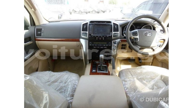 Big with watermark toyota land cruiser estuary import dubai 5898