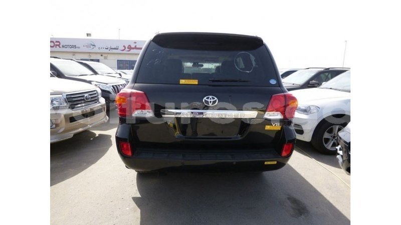 Big with watermark toyota land cruiser estuary import dubai 5898