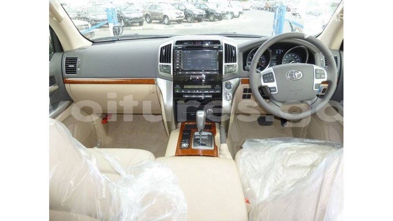 Big with watermark toyota land cruiser estuary import dubai 5900