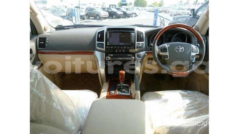 Big with watermark toyota land cruiser estuary import dubai 5901