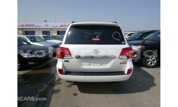 Acheter Import Voiture Toyota Land Cruiser Blanc à Import - Dubai, Estuaire Acheter Import Voiture Toyota Land Cruiser Blanc à Import - Dubai, Estuaire