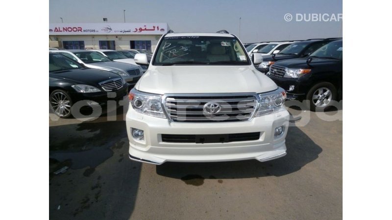 Big with watermark toyota land cruiser estuary import dubai 5901