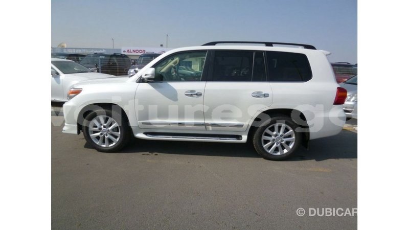 Big with watermark toyota land cruiser estuary import dubai 5901