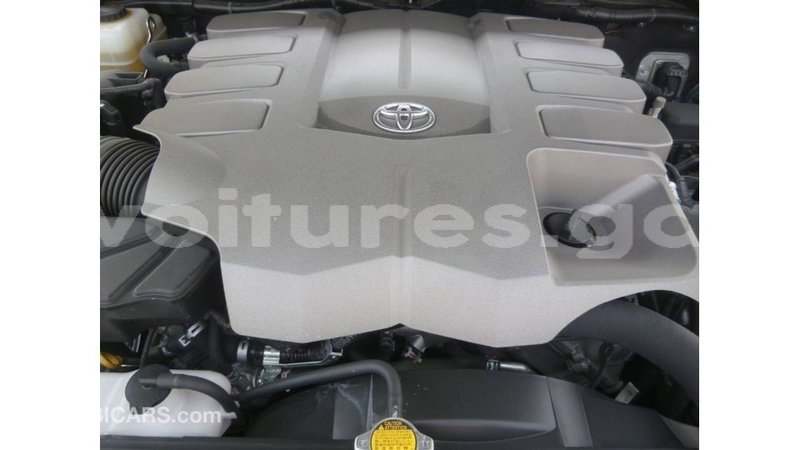 Big with watermark toyota land cruiser estuary import dubai 5902