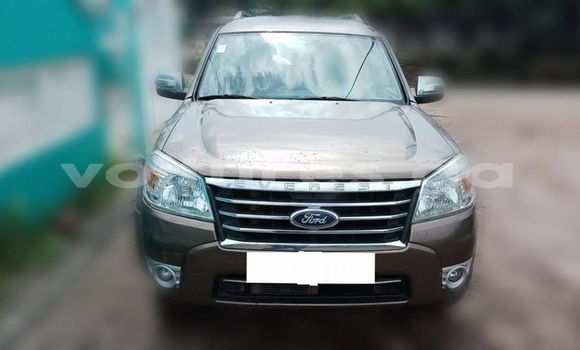 Sayi Na hannu Ford Everest Azurfa Mota in Libreville a estuary Sayi Na hannu Ford Everest Azurfa Mota in Libreville a estuary