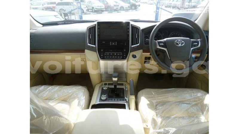 Big with watermark toyota land cruiser estuary import dubai 5906