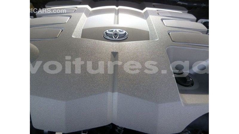 Big with watermark toyota land cruiser estuary import dubai 5906