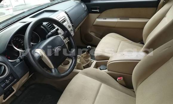 Sayi Na hannu Ford Everest Azurfa Mota in Libreville a estuary Sayi Na hannu Ford Everest Azurfa Mota in Libreville a estuary