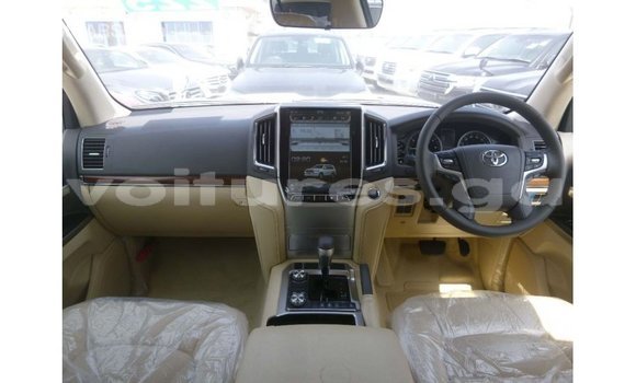 Sayi Imported Toyota Land Cruiser White Mota in Import - Dubai a estuary Sayi Imported Toyota Land Cruiser White Mota in Import - Dubai a estuary