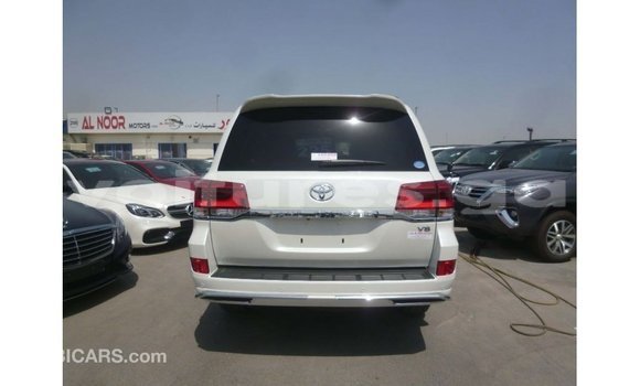 Sayi Imported Toyota Land Cruiser White Mota in Import - Dubai a estuary Sayi Imported Toyota Land Cruiser White Mota in Import - Dubai a estuary