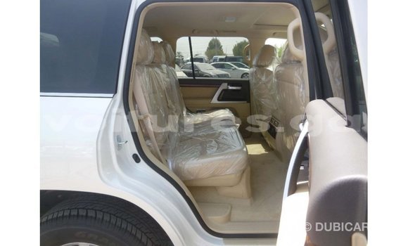 Sayi Imported Toyota Land Cruiser White Mota in Import - Dubai a estuary Sayi Imported Toyota Land Cruiser White Mota in Import - Dubai a estuary
