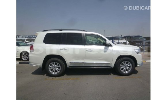 Sayi Imported Toyota Land Cruiser White Mota in Import - Dubai a estuary Sayi Imported Toyota Land Cruiser White Mota in Import - Dubai a estuary