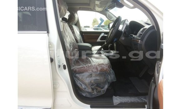 Sayi Imported Toyota Land Cruiser White Mota in Import - Dubai a estuary Sayi Imported Toyota Land Cruiser White Mota in Import - Dubai a estuary