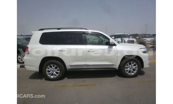 Sayi Imported Toyota Land Cruiser White Mota in Import - Dubai a estuary Sayi Imported Toyota Land Cruiser White Mota in Import - Dubai a estuary