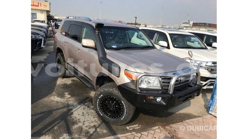 Big with watermark toyota land cruiser estuary import dubai 5918