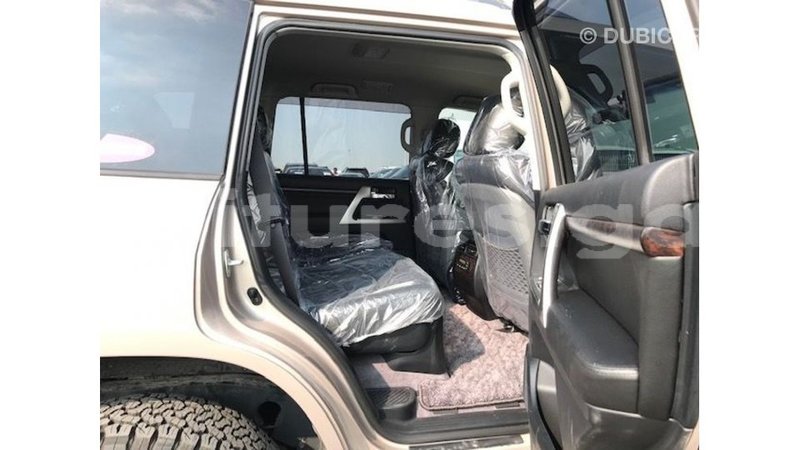 Big with watermark toyota land cruiser estuary import dubai 5918