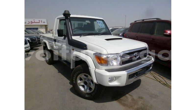 Big with watermark toyota land cruiser estuary import dubai 5924