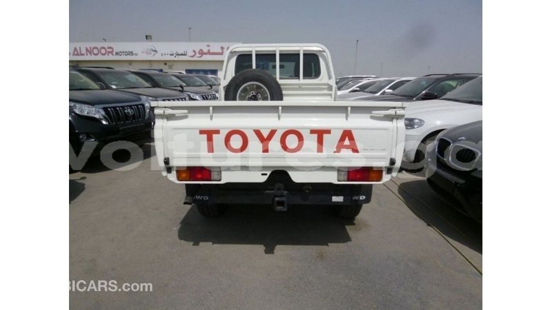 Big with watermark toyota land cruiser estuaire import dubai 5924