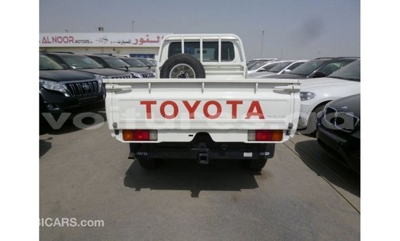 Acheter Import Voiture Toyota Land Cruiser Blanc à Import - Dubai, Estuaire Acheter Import Voiture Toyota Land Cruiser Blanc à Import - Dubai, Estuaire