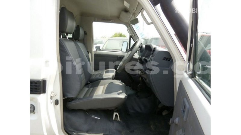 Big with watermark toyota land cruiser estuary import dubai 5924